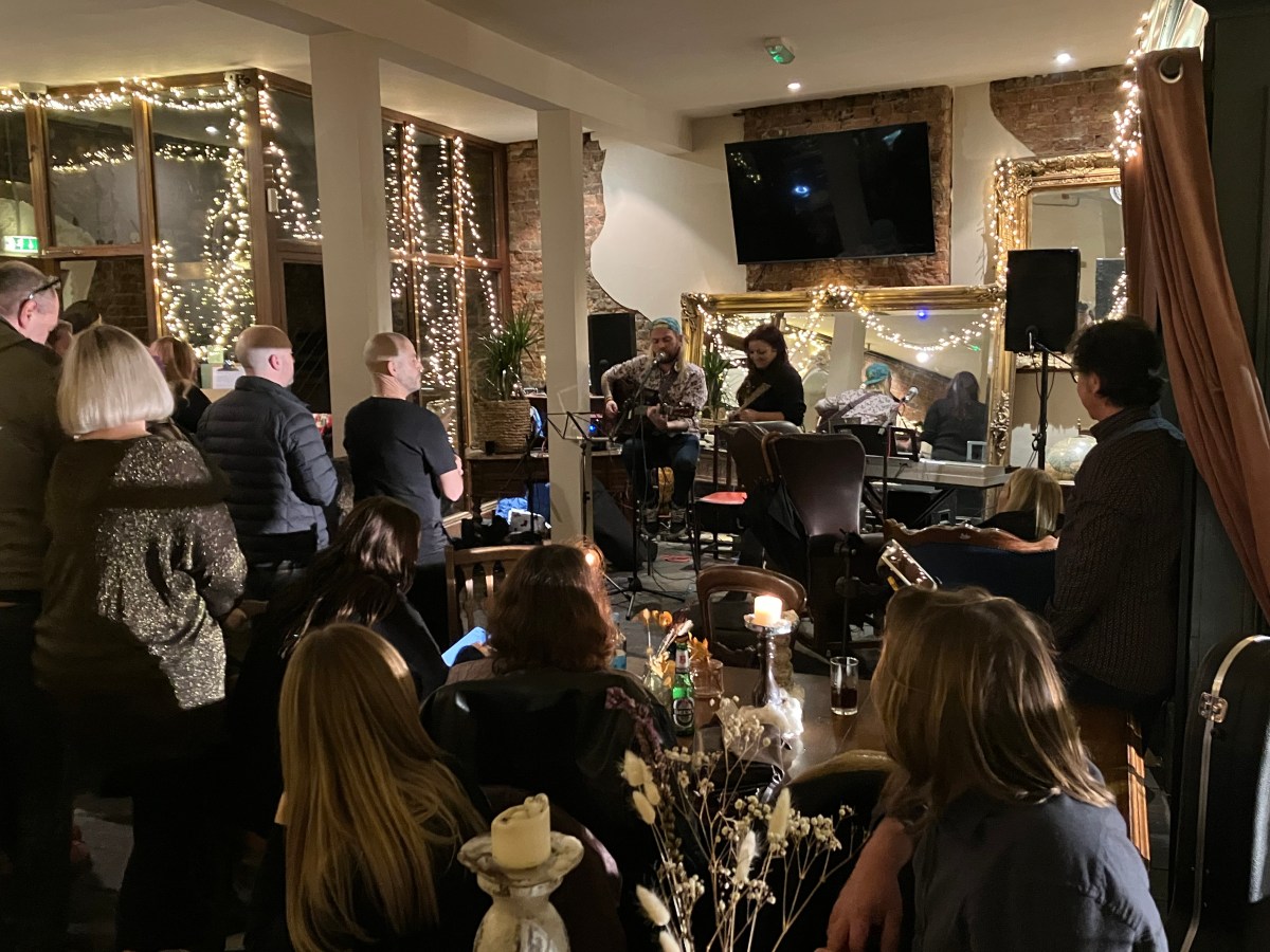 Southend City Radio LIVE at The Mews: Candlelight Acoustic Night Open Mic&nbsp;Tour