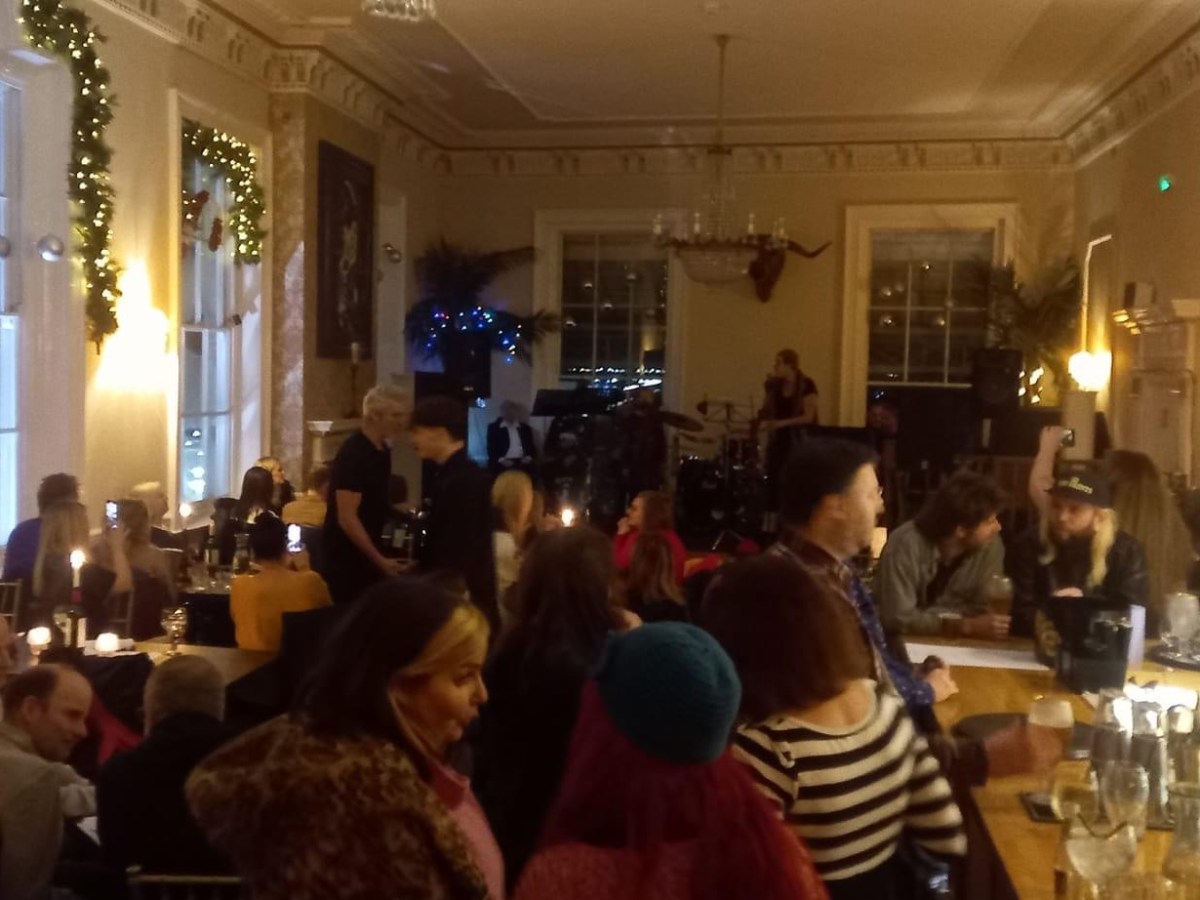 Southend City Radio LIVE in The Royal Ballroom at The Royal Hotel: Candlelight Acoustic Night Christmas&nbsp;Singalong