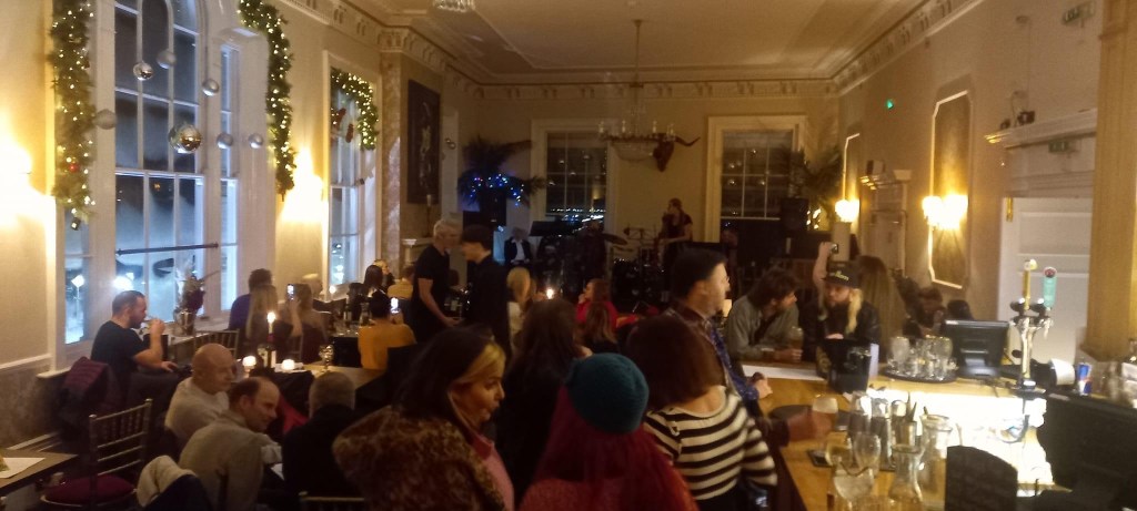 Southend City Radio LIVE in The Royal Ballroom at The Royal Hotel: Candlelight Acoustic Night Christmas&nbsp;Singalong