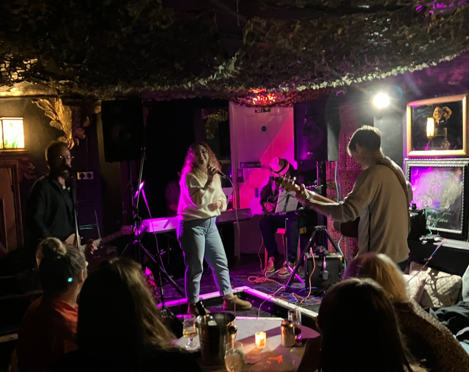 Southend City Radio LIVE at Cobham Hotel on the Candlelight Acoustic Night Open Mic Tour